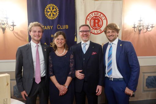 Alberto Gai presidente del Rotaract Club di Asti ila presidente Paola Mogliotti, il relatore Marco Yeullaz e il Rappresentante Distrettuale Rotaract Federico Maria Bobbio.