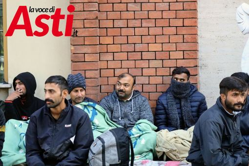 Pakistani in presidio alla questura di Asti, dopo l'aiuto della Caritas interviene anche La Miccia: &quot;Tutto questo è legittimo?&quot; [FOTO E VIDEO]