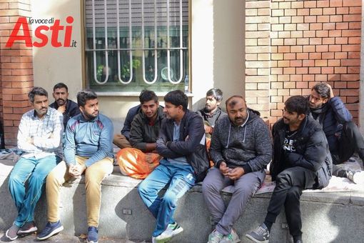 Pakistani fuori dalla questura: interpellanza dei consiglieri comunali di minoranza Pakistani fuori dalla questura: interpellanza dei consiglieri comunali di minoranza