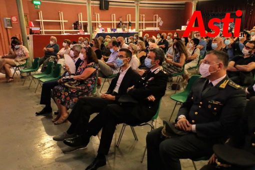 Due immagini (ph. Efrem Zanchettin - Merfephoto) del pubblico presente all'incontro di ieri sera. Nella terza, Gratteri sul palco con Rovera e Gandolfo Due immagini (ph. Efrem Zanchettin - Merfephoto) del pubblico presente all'incontro di ieri sera. Nella terza, Gratteri sul palco con Rovera e Gandolfo