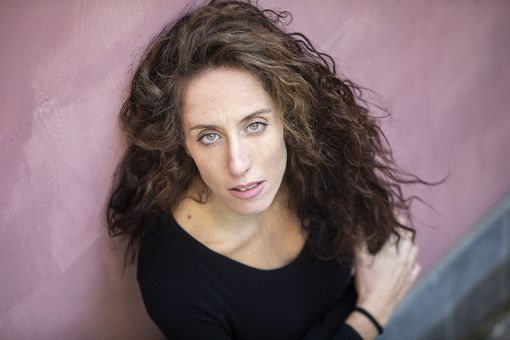 L'attrice Pina Di Gennaro, protagonista di "La santa piccola" e ospite della rassegna astigiana (immagine tratta dal sito dell'agenzia che ne cura l'immagine)