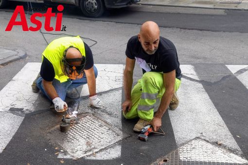 Nell'immagine, di Merfephoto - Efrem Zanchettin, operai al lavoro per la messa in sicurezza dei tombini in zona Vescovado