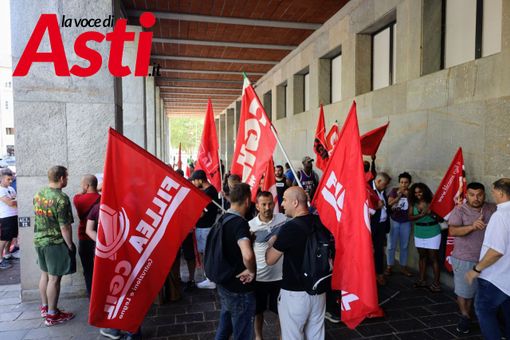 Alcuni partecipanti al presidio organizzato dalla CGIL (per questa immagine, come per tutte quelle presenti in questo articolo, ph. Merfephoto - Efrem Zanchettin) Alcuni partecipanti al presidio organizzato dalla CGIL (per questa immagine, come per tutte quelle presenti in questo articolo, ph. Merfephoto - Efrem Zanchettin)