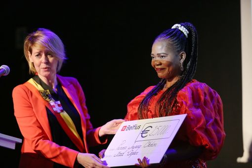 Princess Okokon insieme alla sindaca di Ypres Emmily Talpe