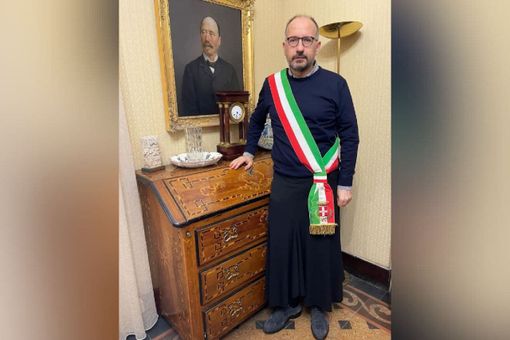 Il sindaco di Asti nella foto postata sui suoi profili social