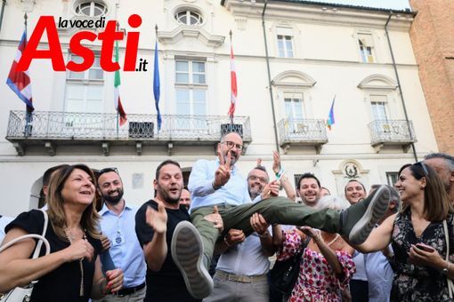 La gioia dei sostenitori di Maurizio Rasero, riconfermato sindaco di Asti, immortalata da uno scatto di Merfephoto - Efrem Zanchettin