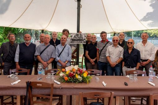 Foto di gruppo per gli ex allievi