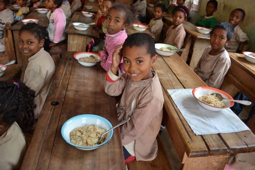 Al via il progetto "Il Rotary nutre l'educazione". Oltre 570.000 pasti per i bambini dello Zimbabwe Al via il progetto "Il Rotary nutre l'educazione". Oltre 570.000 pasti per i bambini dello Zimbabwe