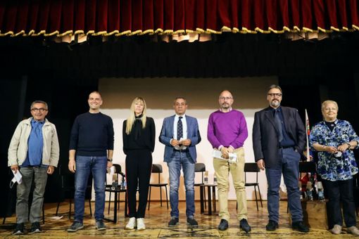 Nell'immagine (Ph. Merfephoto - Efrem Zanchettin), i sette candidati sindaci ritratti a margine del primo confronto. Da sinistra a destra: Paolo Crivelli, Marco Demaria, Chiara Chirio, Salvatore Puglisi, Maurizio Rasero, Maurizio Tomasini e Margherita Ruffino Nell'immagine (Ph. Merfephoto - Efrem Zanchettin), i sette candidati sindaci ritratti a margine del primo confronto. Da sinistra a destra: Paolo Crivelli, Marco Demaria, Chiara Chirio, Salvatore Puglisi, Maurizio Rasero, Maurizio Tomasini e Margherita Ruffino