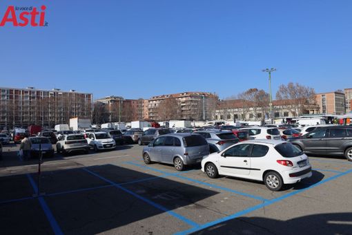 Stalli blu, nessuna pausa estiva: ad Asti si paga la sosta anche a cavallo del Ferragosto