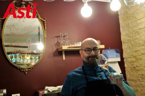 Stefano Allovio ritratto, da Mefephoto-Efrem Zanchettin, nella sua enoteca al Mercato Coperto di Asti