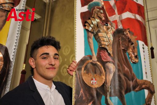 Il drappo 2023 con il giovane maestro Livorsi (MerfePhoto)