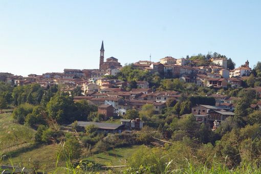 Un panorama del paese di Tonco Un panorama del paese di Tonco