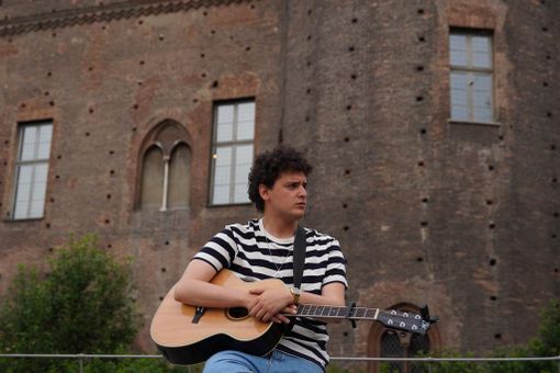 Fuori il nuovo videoclip di "Stupida complicità", dell'astigiano Strauss (VIDEO)