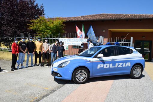 La Polizia ha incontrato anche i ragazzi dell'Andriano, per "PretenDiamo Legalità" (FOTOGALLERY) La Polizia ha incontrato anche i ragazzi dell'Andriano, per "PretenDiamo Legalità" (FOTOGALLERY)
