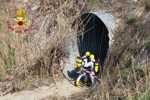Spettacolare esercitazione dei vigili del fuoco nel condotto fognario di via Buozzi  (FOTOGALLERY)