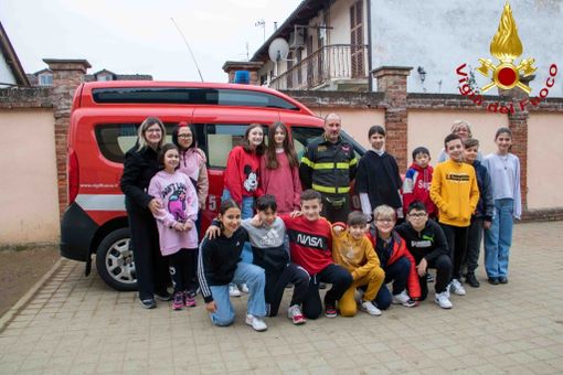 L'associazione vigili del fuoco di Asti ha effettuato una donazione per i piccoli della Oberdan di Portacomaro Stazione