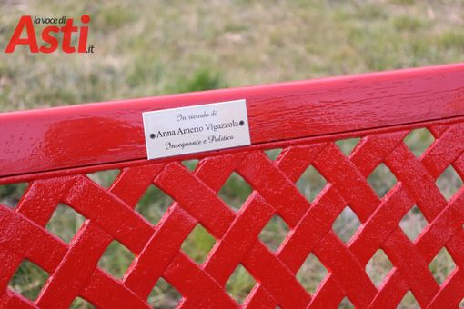 La festa della donna porta ad Asti la panchina rossa dedicata ad Anna Amerio Vigazzola [FOTO]