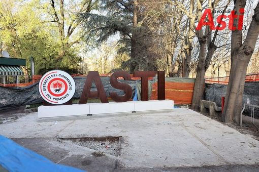 Lo svelamento della scritta Asti ai giardini pubblici