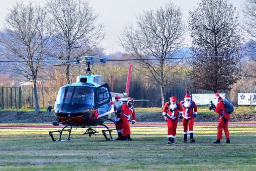 "Babbo Natale arriva dal cielo"... anzi no, in elicottero [Merphefoto]
