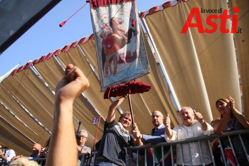 Gianluca Forno con il drappo vinto nel 2019 (MerfePhoto) Gianluca Forno con il drappo vinto nel 2019 (MerfePhoto)