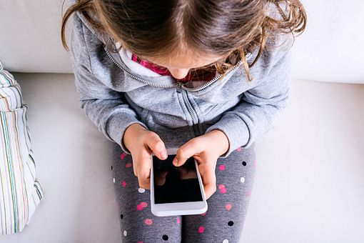 Una bimba sola con il suo telefono. A Villanova d'Asti nuova sfida social Una bimba sola con il suo telefono. A Villanova d'Asti nuova sfida social