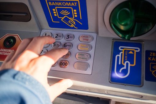 Asti: quarantenni prelevavano denaro da un bancomat rubato. Denunciati dalla Polizia