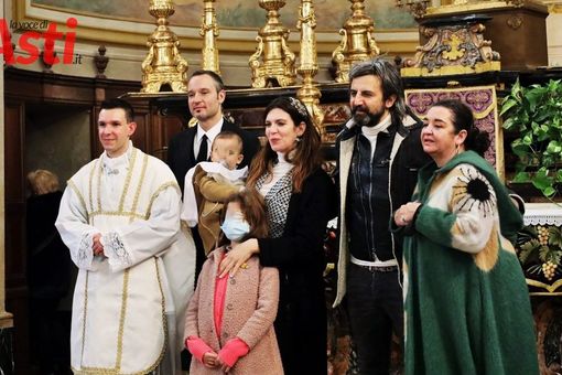 Omar Pedrini con la moglie, a Rocchetta, nel giorno del battesimo del figlio (MerfePhoto) Omar Pedrini con la moglie, a Rocchetta, nel giorno del battesimo del figlio (MerfePhoto)