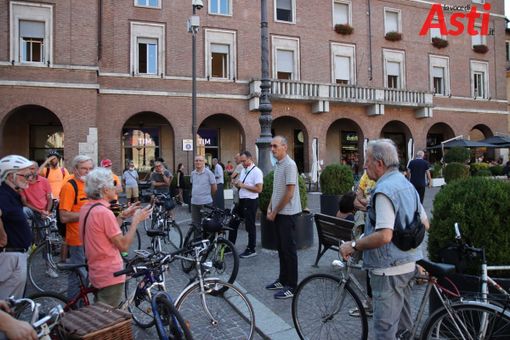 L'assessore Berzano con alcuni rappresentanti di Asti Cambia (Immagine di archivio) L'assessore Berzano con alcuni rappresentanti di Asti Cambia (Immagine di archivio)