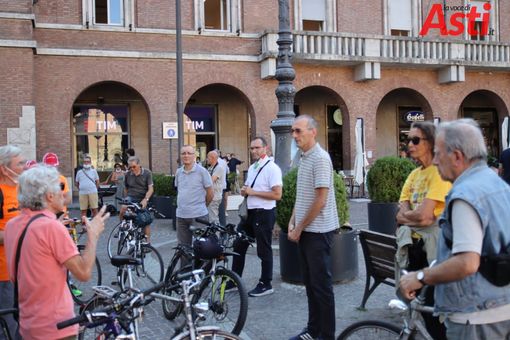 L'assessore Berzano durante un incontro con i ciclisti (Archivio - MerfePhoto) L'assessore Berzano durante un incontro con i ciclisti (Archivio - MerfePhoto)