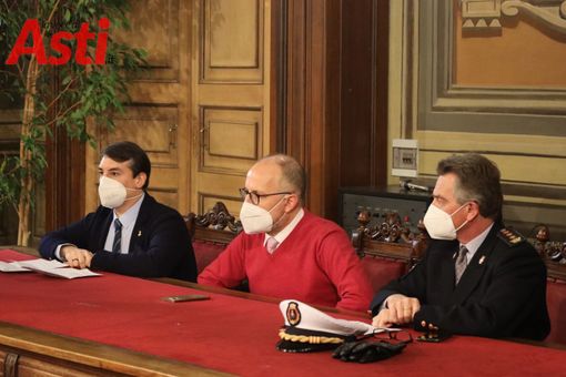 L'assessore Bona (a sinistra nella foto) con il sindaco Rasero e il comandante della Polizia Municipale Riccardo Saracco nel corso della conferenza stampa indetta lo scorso gennaio per il bilancio 2021 del Corpo (Ph. Merfephoto - Efrem Zanchettin) L'assessore Bona (a sinistra nella foto) con il sindaco Rasero e il comandante della Polizia Municipale Riccardo Saracco nel corso della conferenza stampa indetta lo scorso gennaio per il bilancio 2021 del Corpo (Ph. Merfephoto - Efrem Zanchettin)