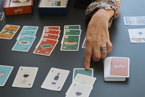 Il gioco dell'estate parla di vino, cibo e territorio. 110 carte, un 'fagotto' e un 'tirabosson'