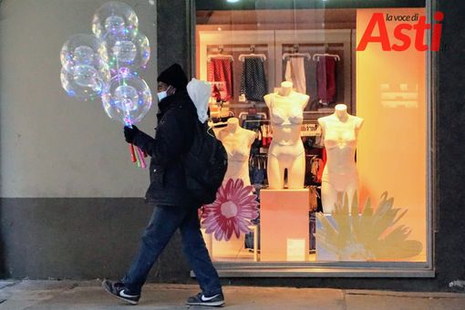 In corso Alfieri, ultimi sprazzi prima della zona rossa In corso Alfieri, ultimi sprazzi prima della zona rossa