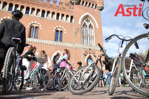 Asti, in una giornata senza auto, bici in piazza Roma Asti, in una giornata senza auto, bici in piazza Roma