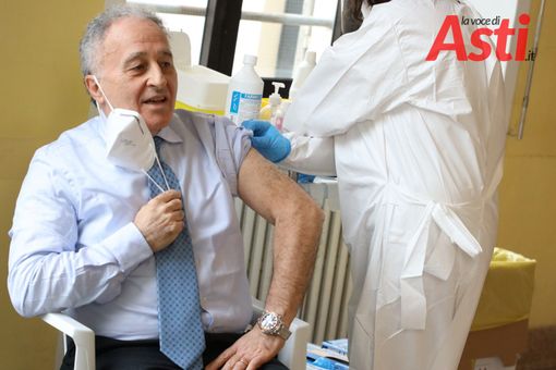 Asti, Il presidente dell'Ordine dei Medici di Asti, Claudio Lucia durante il vaccino