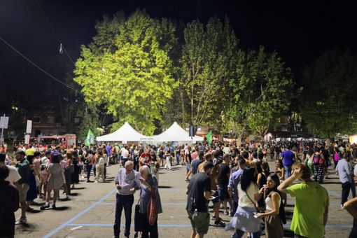 La coda per il punto acqua e vino che si sviluppava ieri sera (Merphefoto) La coda per il punto acqua e vino che si sviluppava ieri sera (Merphefoto)