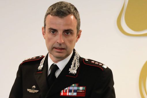 Il Colonnello Breda e il Prefetto Ventrice ritratti, in occasione della Festa della Repubblica, mentre passano in rassegna il Picchetto d'Onore. Alle loro spalle il tenente Iandiorio, anch'esso al commiato astigiano