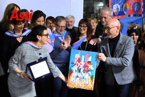 La consegna del premio Mara Sillano dal Borgo San Pietro a Santa Maria Nuova La consegna del premio Mara Sillano dal Borgo San Pietro a Santa Maria Nuova