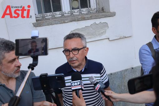 Paolo Crivelli ieri fuori dal Municipio (MerfePhoto)