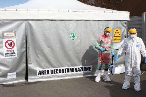 La tenda per la decontaminazione allestita nella sede della Croce Verde di Asti