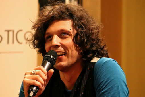 Oggi Ermal Meta al Palco 19 di Asti. Parole che diventano musica, con lui Massimo Cotto