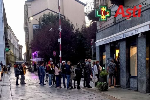 La Farmacia di piazza Roma ieri sera (MerfePhoto)