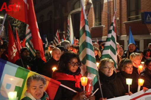 La fiaccolata organizzata dai sindacati in occasione della chiusura della struttura (merphefoto) La fiaccolata organizzata dai sindacati in occasione della chiusura della struttura (merphefoto)