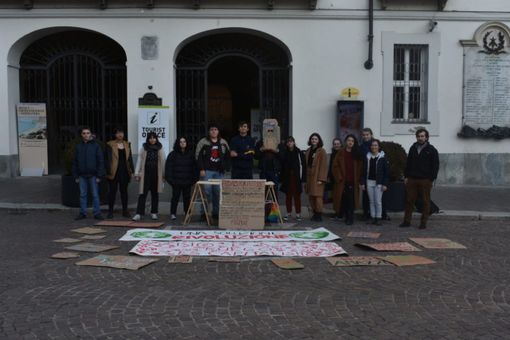 San Valentino con i Fridays for Future in piazza San Secondo ad Asti [FOTOGALLERY]