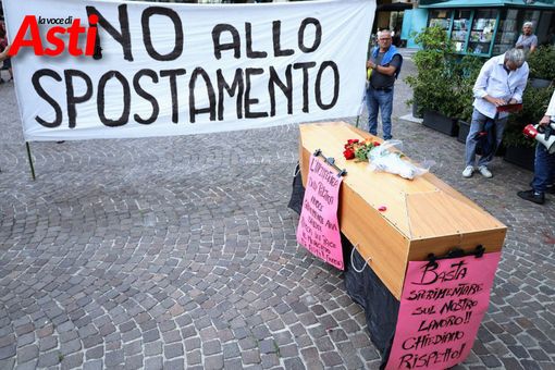 Gli ambulanti, in segno di protesta, erano arrivati addirittura a inscenare il "funerale" del mercato (ph. Merfephoto - Efrem Zanchettin) Gli ambulanti, in segno di protesta, erano arrivati addirittura a inscenare il "funerale" del mercato (ph. Merfephoto - Efrem Zanchettin)