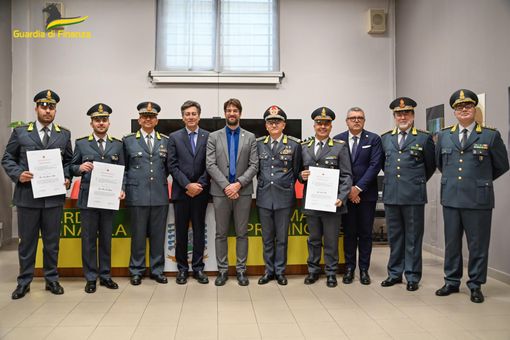 I ringraziamenti della Croce Rossa di Asti alla Guardia di Finanza per la donazione di 28mila litri di gasolio I ringraziamenti della Croce Rossa di Asti alla Guardia di Finanza per la donazione di 28mila litri di gasolio