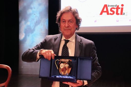 Il presidente della Camera di Commercio Alessandria - Asti Giampaolo Coscia con la grolla che dà il nome alla rassegna (Ph. Merfephoto - Efrem Zanchettin) Il presidente della Camera di Commercio Alessandria - Asti Giampaolo Coscia con la grolla che dà il nome alla rassegna (Ph. Merfephoto - Efrem Zanchettin)