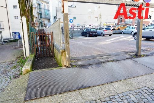 La scalinata di via Comentina ad Asti, zona sotto 'accusa' di spaccio e degrado La scalinata di via Comentina ad Asti, zona sotto 'accusa' di spaccio e degrado