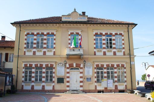 Il municipio del paese (immagine tratta da Wikipedia Di Incola - Opera propria, CC BY-SA 3.0, https://commons.wikimedia.org/w/index.php?curid=31906841) Il municipio del paese (immagine tratta da Wikipedia Di Incola - Opera propria, CC BY-SA 3.0, https://commons.wikimedia.org/w/index.php?curid=31906841)