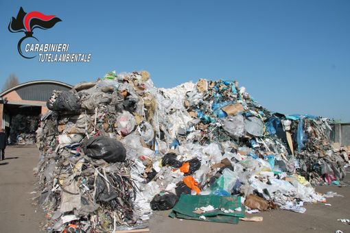 I Carabinieri del NOE sequestrano un capannone di stoccaggio rifiuti nell’astigiano [VIDEO E FOTOGALLERY]